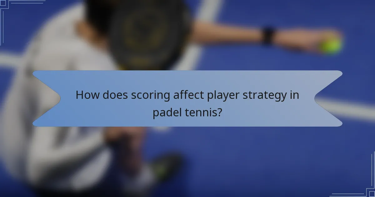 How does scoring affect player strategy in padel tennis?