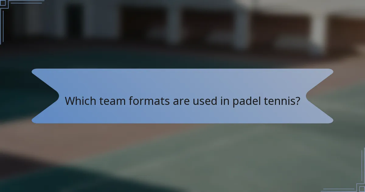Which team formats are used in padel tennis?